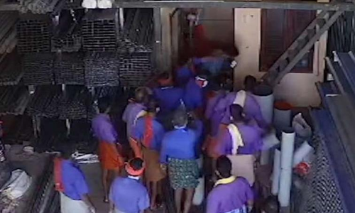 നോക്കുകൂലി ആവശ്യപ്പെട്ട് കൈയേറ്റം;13 പേർക്കെതിരെ കേസ്​