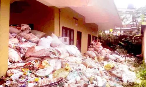 തൊണ്ടർനാട് പഞ്ചായത്ത് ഓഫിസിനരികിലെ കെട്ടിടത്തിൽ മാലിന്യക്കൂമ്പാരം