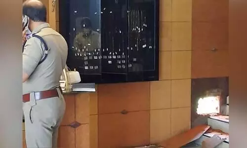 ജ്വല്ലറിയുടെ ഭിത്തി തുരന്ന നിലയിൽ