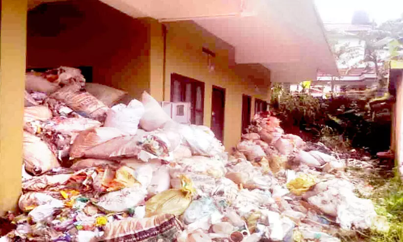 തൊണ്ടർനാട് പഞ്ചായത്ത് ഓഫിസിനരികിലെ കെട്ടിടത്തിൽ മാലിന്യക്കൂമ്പാരം തൊണ്ടർനാട് പഞ്ചായത്ത് ഓഫിസിനരികിലെ കെട്ടിടത്തിൽ മാലിന്യക്കൂമ്പാരം