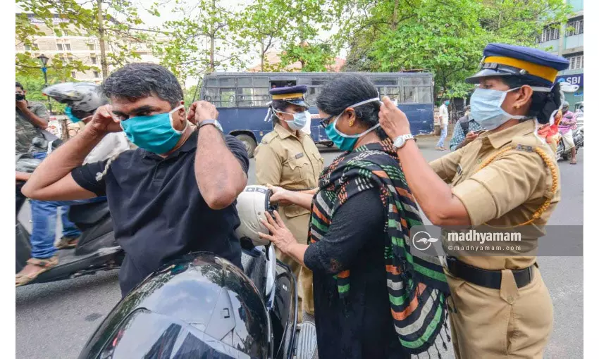 സാറമ്മാരെ, പൊലീസുകാർക്കെന്താ​ ക്വാറൻറീൻ വേണ്ടേ?