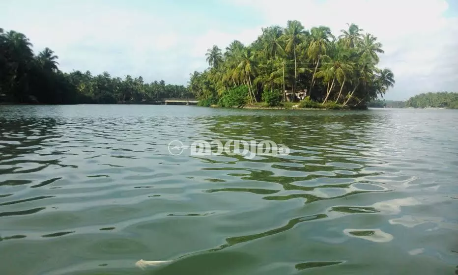 പുഴയുടെ മടിത്തട്ടിലൂടെ തോണി തുഴഞ്ഞ്