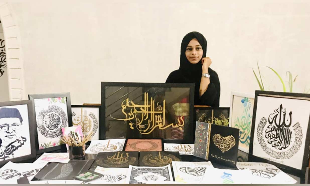 അറബിക് കാലിഗ്രാഫിയിൽ വിസ്മയം തീർത്ത് റജീന ഫെമി അറബിക് കാലിഗ്രാഫിയിൽ വിസ്മയം തീർത്ത് റജീന ഫെമി