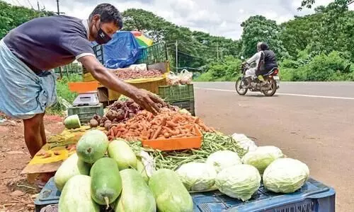 ഒാണപ്രതീക്ഷയിൽ തെരുവോര കച്ചവടം