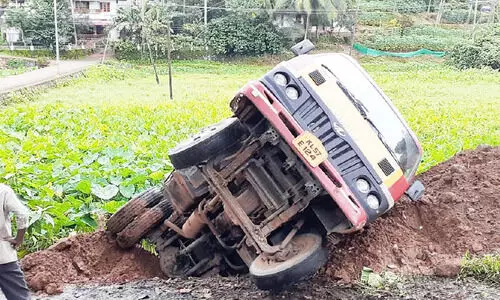 പഞ്ചായത്ത്​ വയലിൽ മണ്ണടിക്കുന്നതിനിടെ ലോറി മറിഞ്ഞു