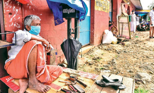 വഴിയടഞ്ഞ്​ വഴിയോര കച്ചവടം