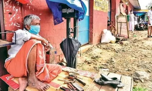 വഴിയടഞ്ഞ്​ വഴിയോര കച്ചവടം