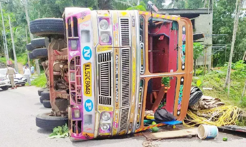 ദേശീയപാതയില്‍ ലോറി മറിഞ്ഞു
