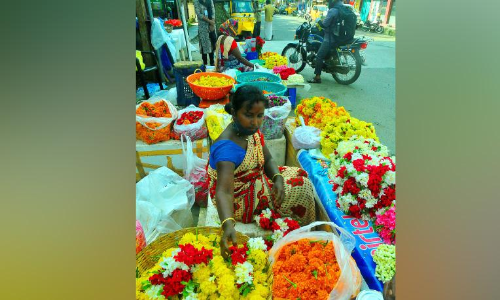 പൂവിളിക്ക്​ കാതോർത്ത്​ പൊന്നോണം...