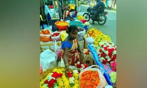 പൂവിളിക്ക്​ കാതോർത്ത്​ പൊന്നോണം...