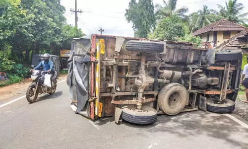മി​നി​ലോ​റി ത​ല​കീ​ഴാ​യി മ​റി​ഞ്ഞു; നാലുപേർക്ക് പരിക്ക്