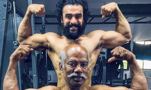 രണ്ട്​ മസിൽമാൻമാർ, ഒരാള്​ നമ്മുടെ ടോവിനോ അല്ലെ?  കൂടെയുള്ളത്​ ആരാണ്?​