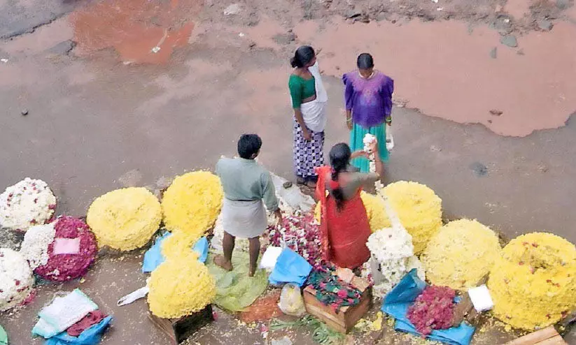 മറുനാടൻ പൂക്കച്ചവടക്കാർക്ക്​​ ഇത്​ കണ്ണീരോണം
