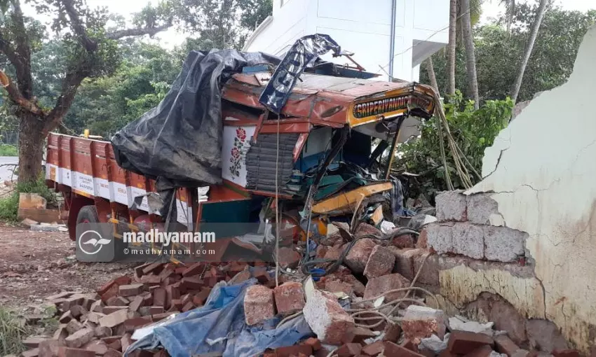 കോട്ടക്കലിൽ നിയന്ത്രണം വിട്ട ചരക്കുലോറി മസ്ജിദിന്റെ മതിൽ പൊളിച്ച് അകത്തേക്ക് കോട്ടക്കലിൽ നിയന്ത്രണം വിട്ട ചരക്കുലോറി മസ്ജിദിന്റെ മതിൽ പൊളിച്ച് അകത്തേക്ക്