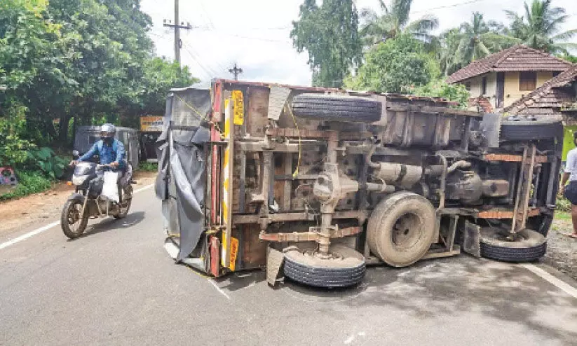 മി​നി​ലോ​റി ത​ല​കീ​ഴാ​യി മ​റി​ഞ്ഞു; നാലുപേർക്ക് പരിക്ക്