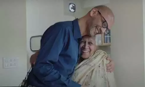 27 വര്ഷത്തിനു ശേഷം കണക്ക് ടീച്ചറെ കാണാനെത്തിയ സി.ഇ.ഒ; അത് സുന്ദർ പിച്ചെയല്ല 27 വര്ഷത്തിനു ശേഷം കണക്ക് ടീച്ചറെ കാണാനെത്തിയ സി.ഇ.ഒ; അത് സുന്ദർ പിച്ചെയല്ല