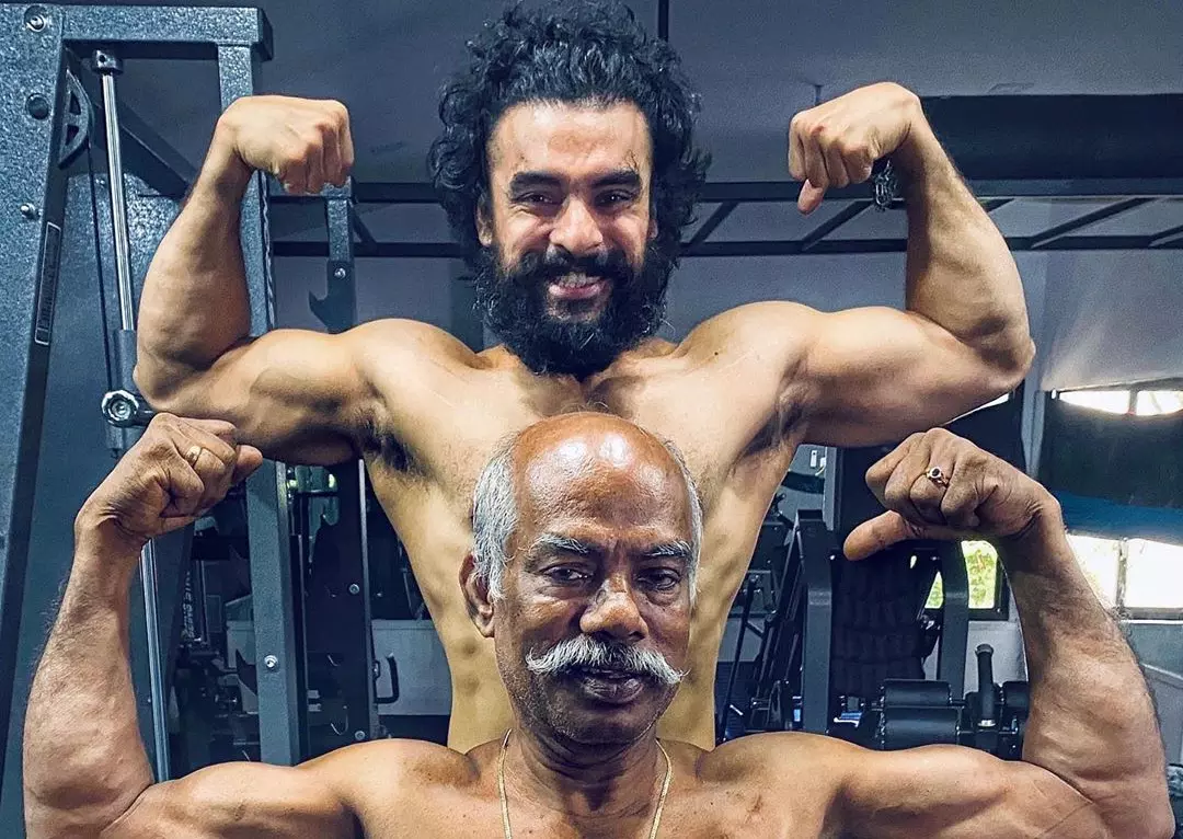 രണ്ട്​ മസിൽമാൻമാർ, ഒരാള്​ നമ്മുടെ ടോവിനോ അല്ലെ?  കൂടെയുള്ളത്​ ആരാണ്?​