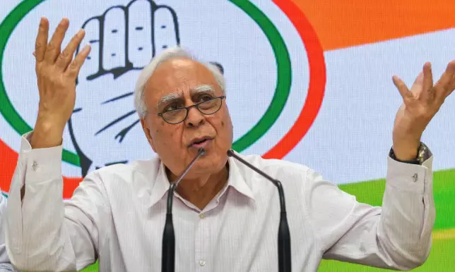 പ്രശാന്ത്​ ഭൂഷണ്​ പിന്തുണയുമായി കപിൽ സിബൽ