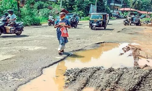 ച​ളി​ക്കു​ള​വും വ​ലി​യ കു​ഴി​ക​ളു​മാ​യി സം​സ്ഥാ​ന​പാ​ത