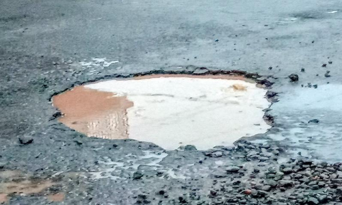 ദേ​ശീ​യ​പാ​ത​യി​ലെ ച​തി​ക്കു​ഴി നി​ക​ത്തി​യി​ല്ല