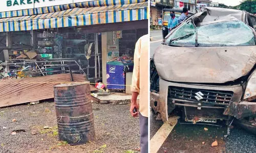 കാർ കടയിലേക്ക് പാഞ്ഞുകയറി ഡ്രൈവർക്ക് പരിക്ക്