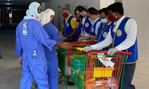 െഎ.സി.ആർ.എഫ്​ വെള്ളവും പഴങ്ങളും വിതരണം ചെയ്​തു