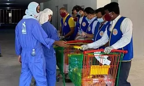 െഎ.സി.ആർ.എഫ്​ വെള്ളവും പഴങ്ങളും വിതരണം ചെയ്​തു