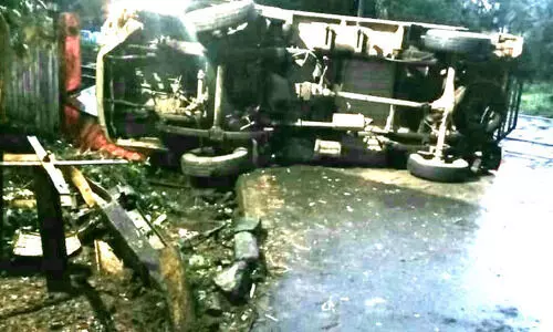 നിയന്ത്രണംവിട്ട പിക്അപ് വാൻ റെയിൽവേ ഗേറ്റിലിടിച്ച് മറിഞ്ഞു