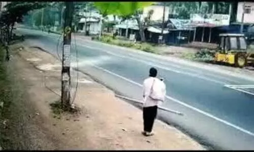 കണ്ടവരുടെയെല്ലാം കിളി പറത്തിയ വീഡിയൊ;  നൂലിഴ വ്യത്യാസത്തിൽ തിരിച്ചുകിട്ടിയത്​ ഒരു ജീവൻ