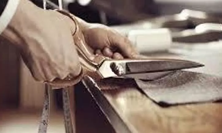 യൂനിഫോം തയ്ച്ചില്ല, പെരുന്നാളും ഒാണവുമില്ല; പട്ടിണിയുടെ വക്കിൽ തയ്യൽ തൊഴിലാളികൾ യൂനിഫോം തയ്ച്ചില്ല, പെരുന്നാളും ഒാണവുമില്ല; പട്ടിണിയുടെ വക്കിൽ തയ്യൽ തൊഴിലാളികൾ