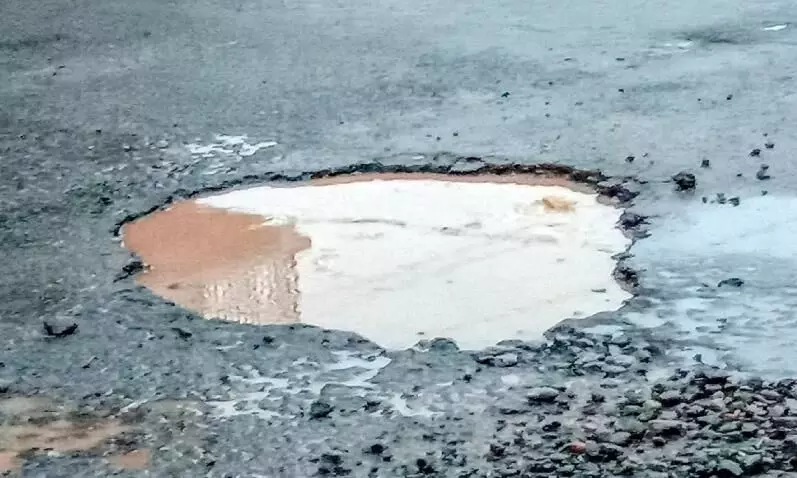 ദേ​ശീ​യ​പാ​ത​യി​ലെ ച​തി​ക്കു​ഴി നി​ക​ത്തി​യി​ല്ല