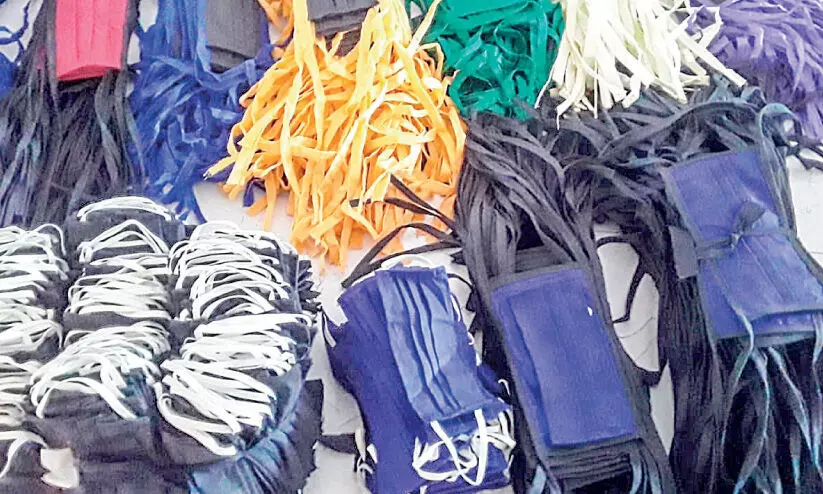 യൂനിഫോം തയ്ച്ചുനൽകാനില്ല; മാസ്ക്കിലേക്ക് ചുവടുമാറ്റി ആദിവാസി പെൺകൂട്ടായ്മ യൂനിഫോം തയ്ച്ചുനൽകാനില്ല; മാസ്ക്കിലേക്ക് ചുവടുമാറ്റി ആദിവാസി പെൺകൂട്ടായ്മ