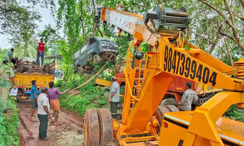 പഴയങ്ങാടി പൊലീസ് സ്​റ്റേഷൻ വളപ്പിലെ വാഹനങ്ങൾ പൊള്ളാച്ചിയിലേക്ക്