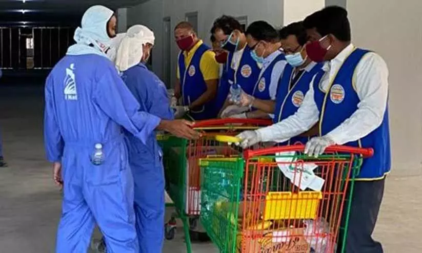 െഎ.സി.ആർ.എഫ് വെള്ളവും പഴങ്ങളും വിതരണം ചെയ്തു െഎ.സി.ആർ.എഫ് വെള്ളവും പഴങ്ങളും വിതരണം ചെയ്തു