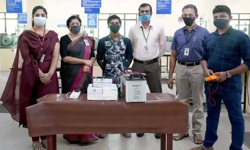 ബാറ്ററികൾ വീണ്ടും ചാർജ് ചെയ്ത് ഉപയോഗിക്കാനാകുന്ന ഉപകരണവുമായി ആദി ശങ്കര വിദ്യാർഥികൾ ബാറ്ററികൾ വീണ്ടും ചാർജ് ചെയ്ത് ഉപയോഗിക്കാനാകുന്ന ഉപകരണവുമായി ആദി ശങ്കര വിദ്യാർഥികൾ