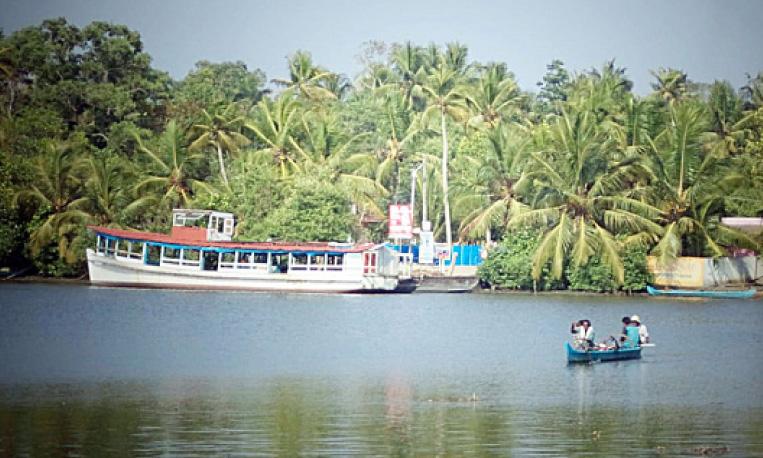 അരൂർ കെൽട്രോൺ–കുമ്പളങ്ങി ഫെറി ചങ്ങാടം പുനരാരംഭിക്കാത്തതിൽ പ്രതിഷേധം അരൂർ കെൽട്രോൺ–കുമ്പളങ്ങി ഫെറി ചങ്ങാടം പുനരാരംഭിക്കാത്തതിൽ പ്രതിഷേധം
