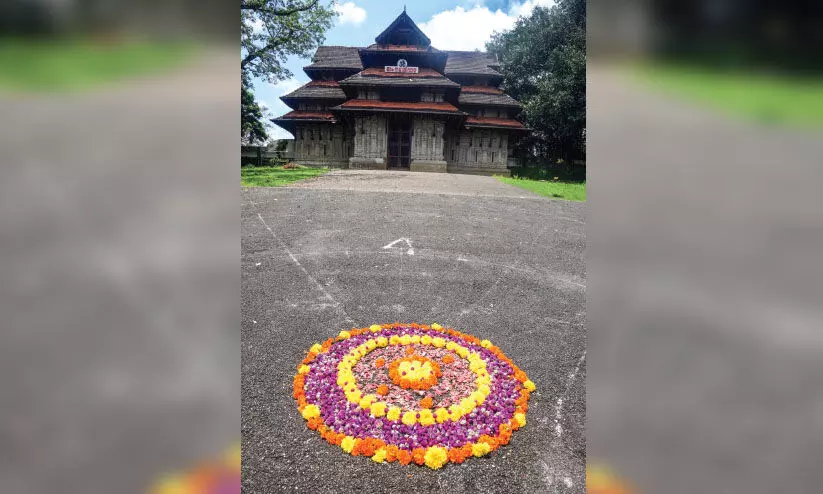 കുഞ്ഞൻ; എങ്കിലും തെക്കെ ഗോപുരനടയിൽ അത്തപ്പൂക്കളം തീർത്തു കുഞ്ഞൻ; എങ്കിലും തെക്കെ ഗോപുരനടയിൽ അത്തപ്പൂക്കളം തീർത്തു