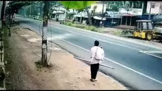 കണ്ടവരുടെയെല്ലാം കിളി പറത്തിയ വീഡിയൊ; നൂലിഴ വ്യത്യാസത്തിൽ തിരിച്ചുകിട്ടിയത് ഒരു ജീവൻ കണ്ടവരുടെയെല്ലാം കിളി പറത്തിയ വീഡിയൊ; നൂലിഴ വ്യത്യാസത്തിൽ തിരിച്ചുകിട്ടിയത് ഒരു ജീവൻ