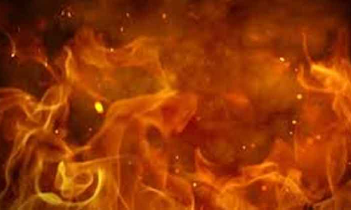 ഉ​റ​ങ്ങുന്നതിനിടെ ഭാ​ര്യ മ​ണ്ണെ​ണ്ണ ഒ​ഴി​ച്ച് തീ​കൊ​ളു​ത്തിയെന്ന്​; ഗൃഹനാഥൻ ഗുരുതരാവസ്ഥയിൽ