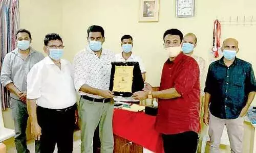 ന​ഹാ​സി​ന് ന​വ​യു​ഗം യാ​ത്ര​യ​യ​പ്പ് ന​ൽ​കി