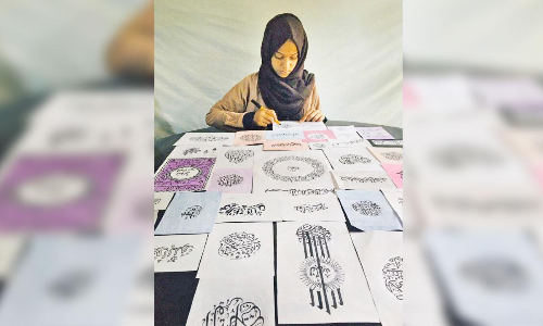 കാലിഗ്രഫിയിൽ വിസ്മയം തീർത്ത് സന ഫാത്തിമ