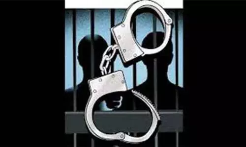 യാത്രക്കാരനെ കാത്തുനിന്ന മലയാളി ഡ്രൈവറും പൊലീസ്​ കസ്​റ്റഡിയിൽ