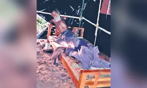 സ​മ്പ​ർ​ക്ക​പ​ട്ടി​ക​യി​ൽ ഉ​ൾ​പ്പെ​ട്ട വ​യോ​ധി​ക​ൻ ദു​രി​ത​ത്തി​ൽ