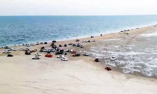 ബീച്ചുകളിലെത്താം, കാലാവസ്​ഥ മുന്നറിയിപ്പുകൾ പാലിച്ച്​