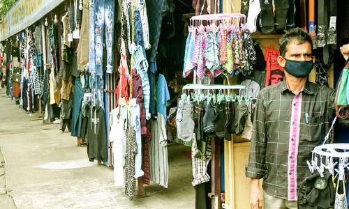 പൊന്നോണത്തിൽ കണ്ണുംനട്ട് പുത്തനുടുപ്പുകൾ