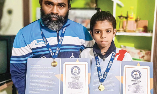 യോഗയിൽ ഗിന്നസ് വേൾഡ് റെക്കോഡ് നേടി അച്ഛനും മകനും