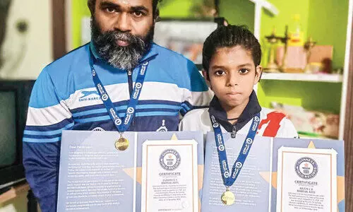 യോഗയിൽ ഗിന്നസ് വേൾഡ് റെക്കോഡ് നേടി അച്ഛനും മകനും