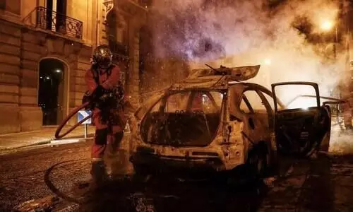 ഇങ്ങനെയൊക്കെ ചെയ്യാമോ പി.എസ്​.ജി ഫാൻസ്​... !