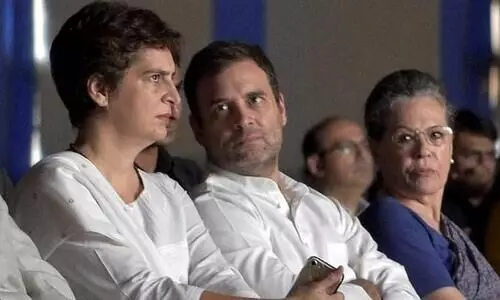 കത്തിൽ കുത്തി കോൺഗ്രസ്​​; പ്ര​വ​ർ​ത്ത​ക​സ​മി​തി​ക്കി​ടെ നാ​ട​കീ​യ രം​ഗ​ങ്ങ​ൾ