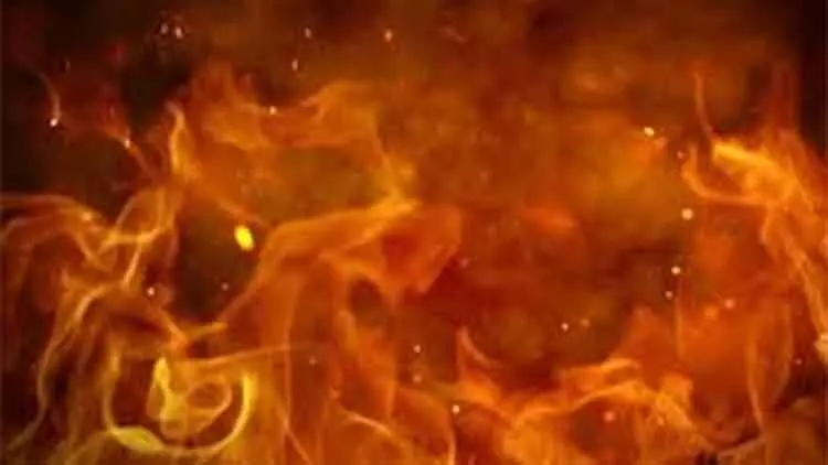 ഉ​റ​ങ്ങുന്നതിനിടെ ഭാ​ര്യ മ​ണ്ണെ​ണ്ണ ഒ​ഴി​ച്ച് തീ​കൊ​ളു​ത്തിയെന്ന്​; ഗൃഹനാഥൻ ഗുരുതരാവസ്ഥയിൽ